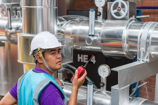 Aziatische Ingenieur Het Dragen Van Een Bril Werken Stookruimte Onderhoud — Stockfoto