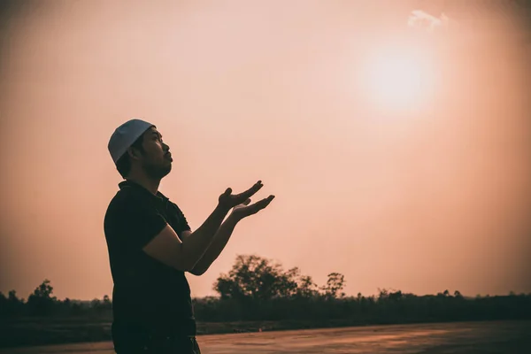 Silhouet Jonge Aziatische Moslim Man Biddend Bij Zonsondergang Ramadan Festival — Stockfoto