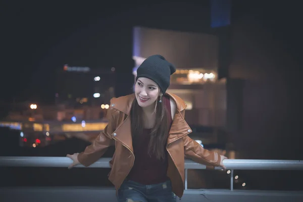 Portret Aziatische Hipster Meisje Parkeerplaats Nacht Scene — Stockfoto