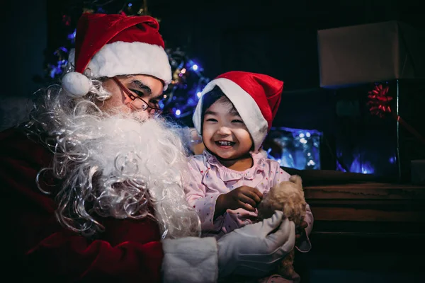 Felice Clausola Babbo Natale Con Bambina Decorare Sfondo Natale Thailandia — Foto Stock