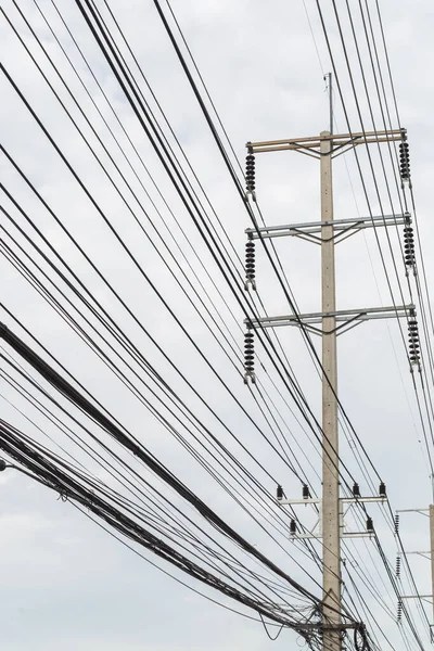 Cables Eléctricos Sobre Fondo Nublado Del Cielo — Foto de Stock