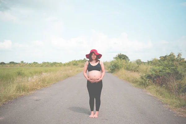 野原に立つ妊婦の肖像 — ストック写真