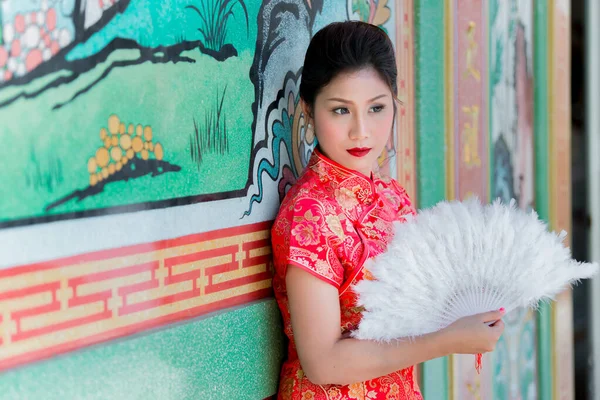 清サムのドレスで美しいアジアの女性の肖像 タイの人々 幸せな中国の新年のコンセプト — ストック写真