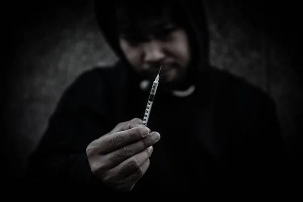 Ασιάτης Φοράει Μαύρη Κουκούλα Απελπισμένος Τοξικομανής Υπερβολική Δόση Ναρκωτικών Και — Φωτογραφία Αρχείου
