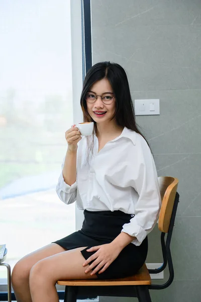 Hora Del Café Mujer Oficina Usar Gafas Oficina —  Fotos de Stock