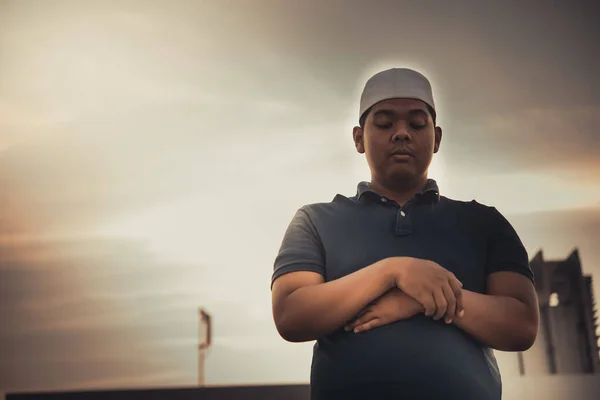 Młody Muzułmanin Azjatycki Modlący Się Zachód Słońca Koncepcja Festiwalu Ramadan — Zdjęcie stockowe
