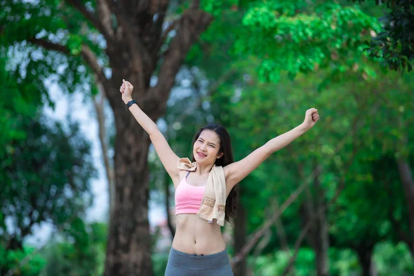 Asiático Desportivo Mulher Esticando Braços Respirando Fresco Parque Tailândia Pessoas — Fotografia de Stock