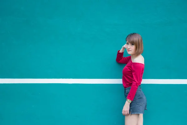 Cool Menina Hipsters Asiáticos Posando Para Tirar Uma Foto Estilo — Fotografia de Stock