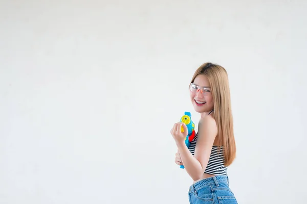 Aziatisch Mooi Vrouw Met Pistool Water Hand Witte Achtergrond Festival — Stockfoto