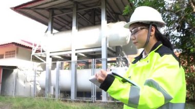 Sıvı helyumu tutmak için kadın mühendis çalışma yeri, önleyici bakım takvimi kontrolü