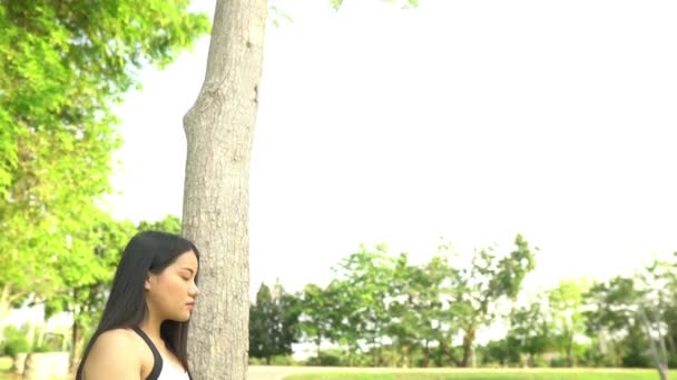 Ασιάτισσα Νεαρή Γυναίκα Που Κάνει Γιόγκα Στο Πάρκο Την Ημέρα — Αρχείο Βίντεο