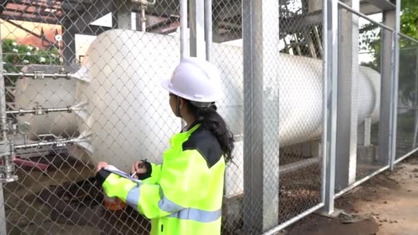 Sıvı Helyumu Tutmak Için Kadın Mühendis Çalışma Yeri Önleyici Bakım — Stok video