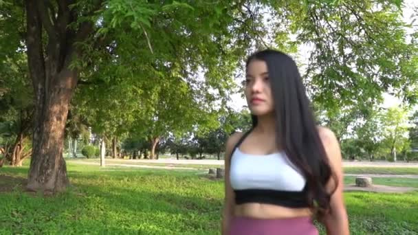 Asiatique Jeune Femme Pratiquant Yoga Dans Parc Journée — Video