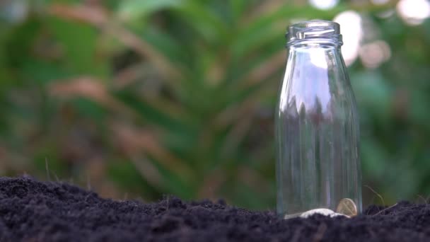 Zeitlupe Der Männlichen Hand Die Münzen Glasflasche Steckt Und Geld — Stockvideo