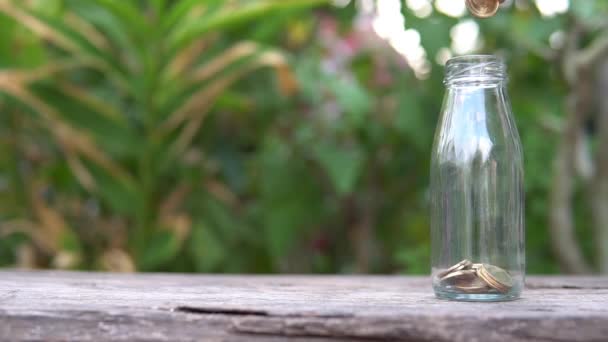 Tid Förflutit För Manliga Handen Att Sätta Mynt Glasflaska Spara — Stockvideo