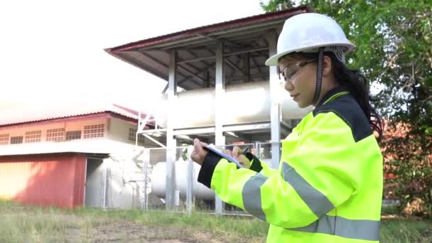 Lugar Trabalho Engenheiro Fêmea Para Manter Hélio Líquido Verificação Cronograma — Vídeo de Stock