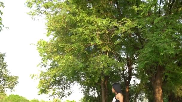 Asiatisk Ung Kvinna Utövar Yoga Parken Dagtid — Stockvideo