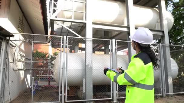 Kvindelig Ingeniør Arbejdspladsen Holde Flydende Helium Forebyggende Vedligeholdelse Tidsplan Kontrol – Stock-video