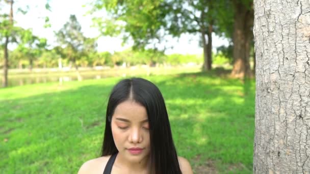 Mujer Joven Asiática Practicando Yoga Parque Durante Día — Vídeo de stock