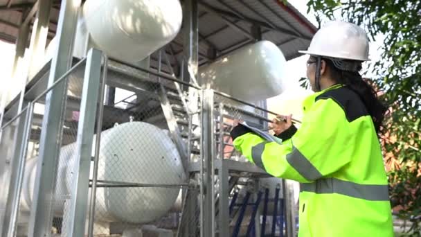 Lieu Travail Ingénieure Pour Garder Hélium Liquide Vérification Calendrier Entretien — Video