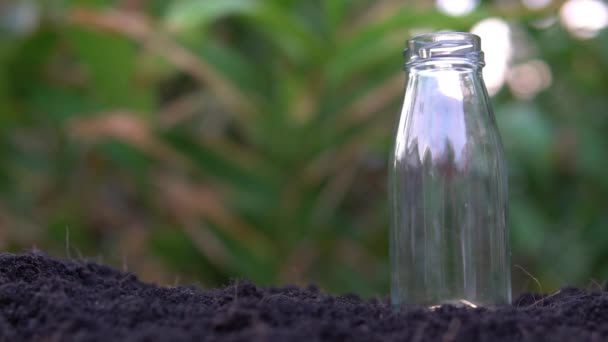 Cámara Lenta Mano Masculina Poner Monedas Botella Vidrio Ahorrando Concepto — Vídeos de Stock