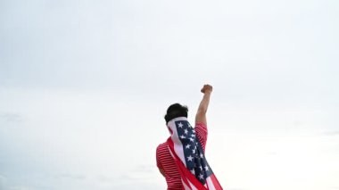 Amerika bayrağını tutan adamın dikiz aynası, ABD Bağımsızlık Günü konsepti