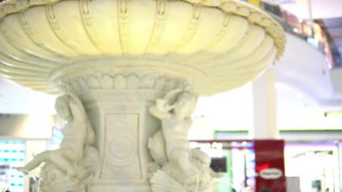 Anne ve küçük kız alışveriş merkezinde. 