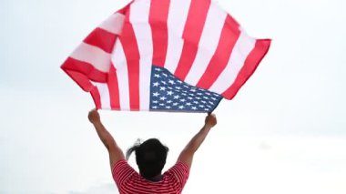 Amerika bayrağını tutan adamın dikiz aynası, ABD Bağımsızlık Günü konsepti