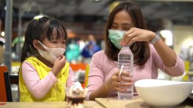 Alışveriş merkezinden alışveriş yaptıktan sonra anne ve kızının yemek katında oturması