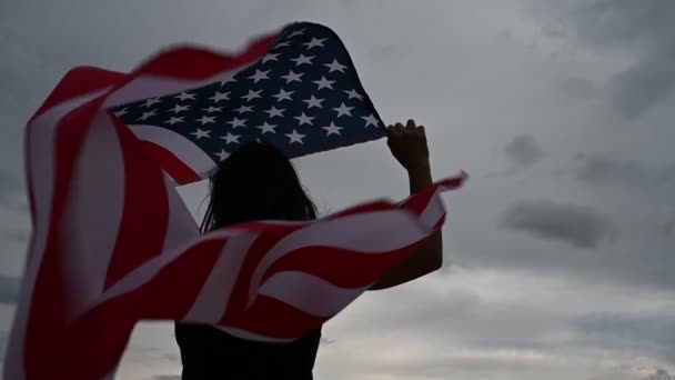 Vista Inferior Mulher Com Bandeira Ondulada Dos Eua Fundo Céu — Vídeo de Stock