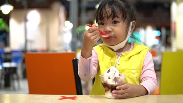 Mignonne Asiatique Petite Fille Manger Glace Dans Centre Commercial — Video