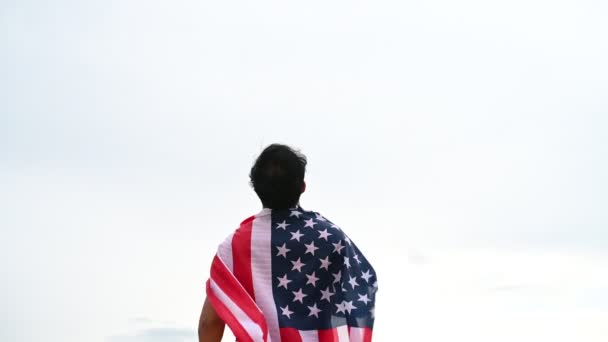 Visão Traseira Homem Segurando Bandeira Americana Eua Conceito Dia Independência — Vídeo de Stock