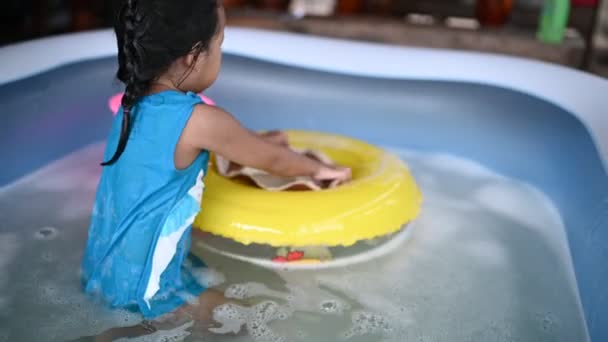 Asiatique Petite Fille Nager Jouer Dans Piscine Station — Video