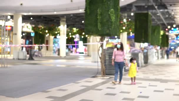 Mutter Und Kleines Mädchen Masken Beim Einkaufen Einkaufszentrum — Stockvideo