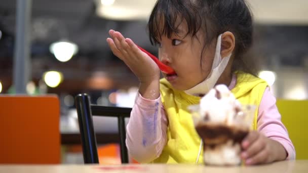 Bonito Ásia Menina Comer Gelado Shopping — Vídeo de Stock