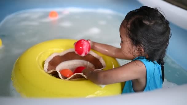Ασιατικό Κοριτσάκι Που Κολυμπούν Και Παίζουν Στην Πισίνα Στο Θέρετρο — Αρχείο Βίντεο