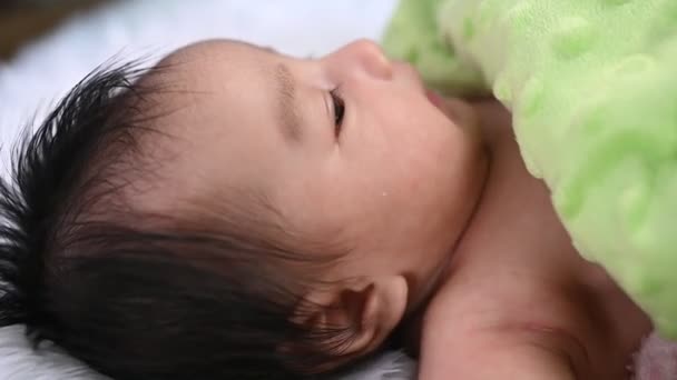 閉じる上のかわいいですアジアの赤ちゃん嘘オンベッドに家 — ストック動画