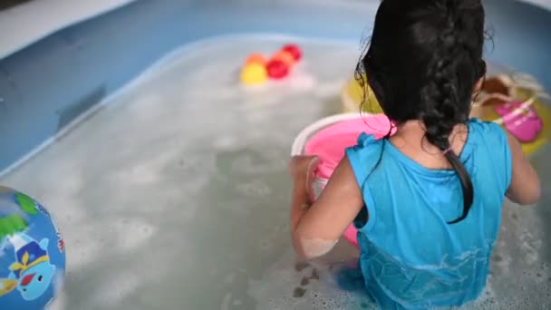 Asiática Niña Nadando Jugando Piscina Resort — Vídeos de Stock