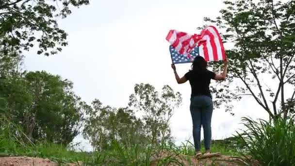 Bakifrån Kvinna Som Håller Amerikansk Flagga Usa Självständighetsdagskoncept — Stockvideo