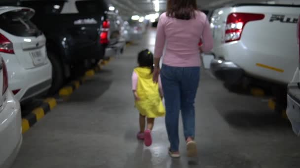Mãe Menina Andando Estacionamento Depois Fazer Compras Shopping — Vídeo de Stock