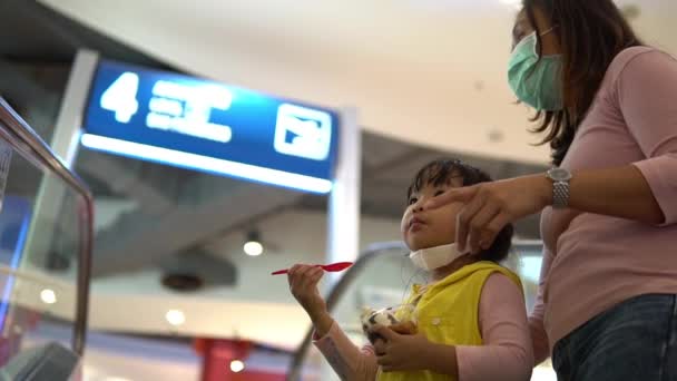 Mãe Menina Shopping Durante Compras Filha Comendo Sorvete — Vídeo de Stock