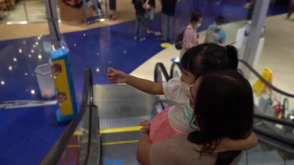 购物时看到妈妈和小女儿在商场里 — 图库视频影像