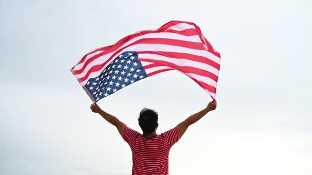 Rückansicht Eines Mannes Mit Amerikanischer Flagge Konzept Zum Unabhängigkeitstag Der — Stockvideo