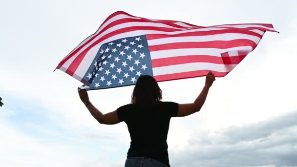 Visão Traseira Mulher Segurando Bandeira Americana Eua Conceito Dia Independência — Vídeo de Stock