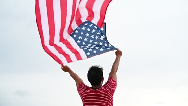 Hátsó Nézet Ember Gazdaság Amerikai Zászló Usa Függetlenség Napja Koncepció — Stock videók
