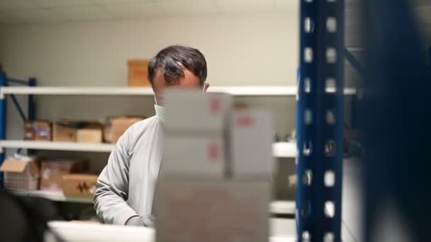 Koruma Maskesindeki Teknisyen Depodaki Stokları Kontrol Ediyor Laboratuvardaki Mühendislik Ekipmanları — Stok video