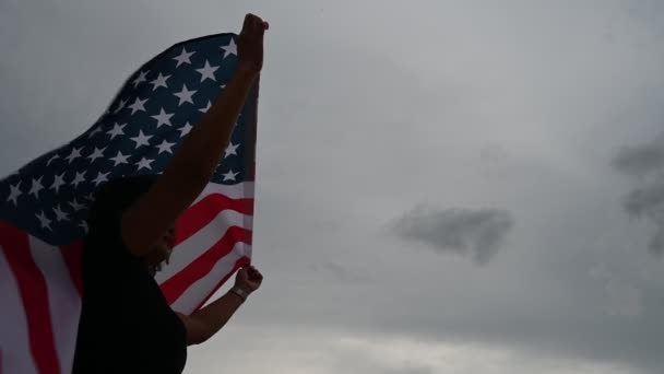 Pandangan Belakang Wanita Memegang Bendera America Amerika Serikat Konsep Hari — Stok Video
