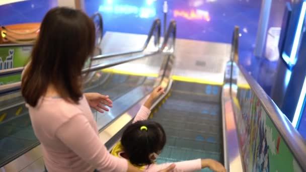 Anne Küçük Kız Alışveriş Merkezinde Alışveriş Yaparken Kız Dondurma Yerken — Stok video