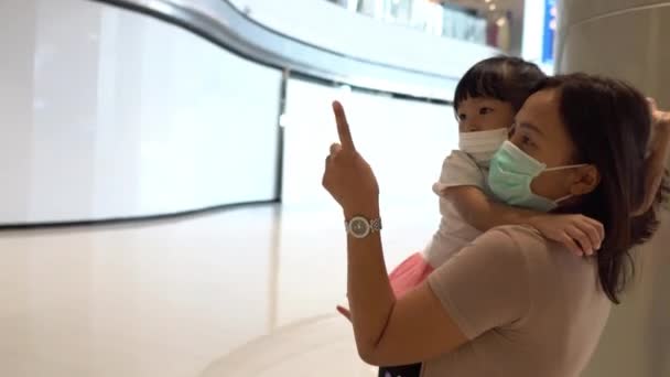 Mãe Menina Shopping Durante Compras — Vídeo de Stock