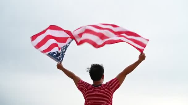 Задня Точка Зору Людини Прапором Америки Концепція Дня Незалежності Сша — стокове відео